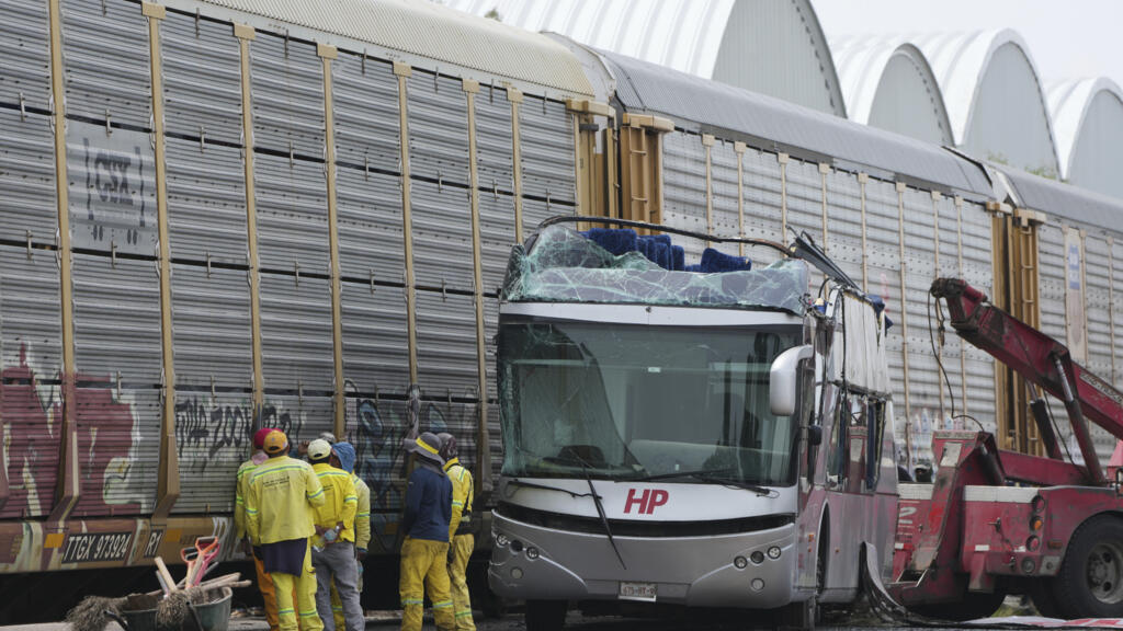 Más de una decena de muertos y casi 100 heridos deja un accidente de tren en México