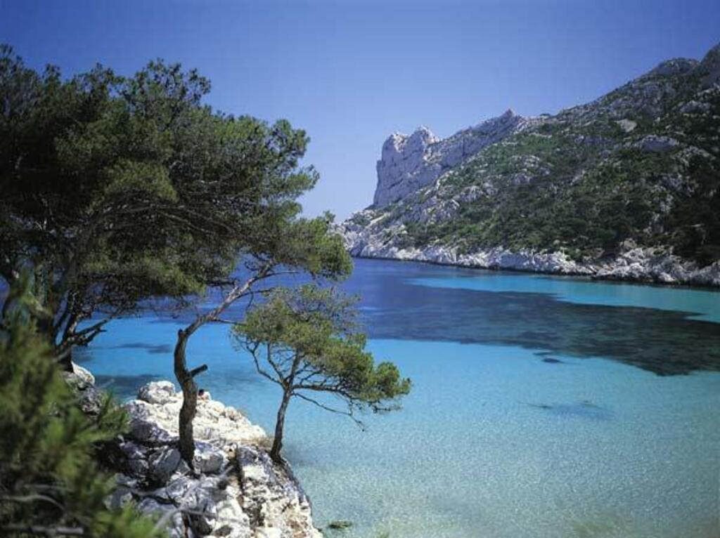 Le massif des Calanques de Marseille s'étend sur plus de 20 km de long par 4 km de large et culmine à 565 m au mont Puget.