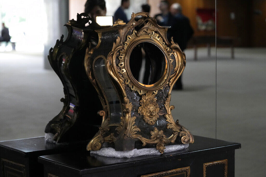 O relógio de pêndulo do século XVII foi um presente da Corte Francesa para Dom João VI.