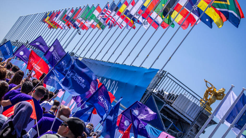 Les drapeaux des pays participants flottent au-dessus de la Seine avant le début des Jeux paralympiques du 28 août au 8 septembre 2024 où plus de 4 400 athlètes du monde entier s'affronteront à ces Jeux de Paris. (Image d’illustration)