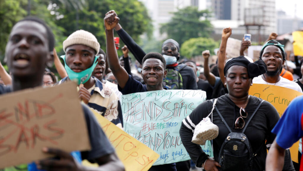Des manifestants #EndSARS contre la brutalité policière à Lagos, au Nigeria.