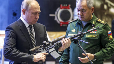 Tổng thống Nga Vladimir Putin (T) và bộ trưởng Quốc phòng Nga Sergei Shoigu (P) thăm một triển lãm quân sự ở Matxcơva, Nga ngày 21/12/2021.
