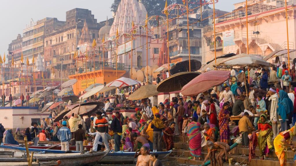 La ville sainte de Bénarès (Varanasi), créée selon les croyants hindouistes par le dieu Shiva, posée sur le Gange, fleuve sacré de l’hindouisme, où des fidèles se baignent pour se purifier.