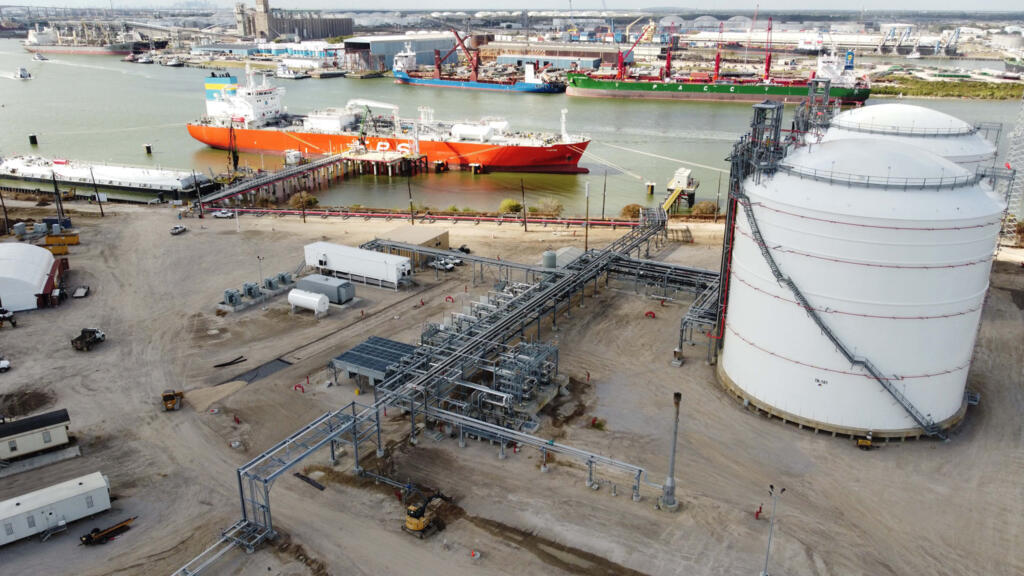 Deux réservoirs de stockage d'ammoniac liquide, chacun de 15 000 tonnes, sur le front de mer du terminal Vopak Moda de Houston.