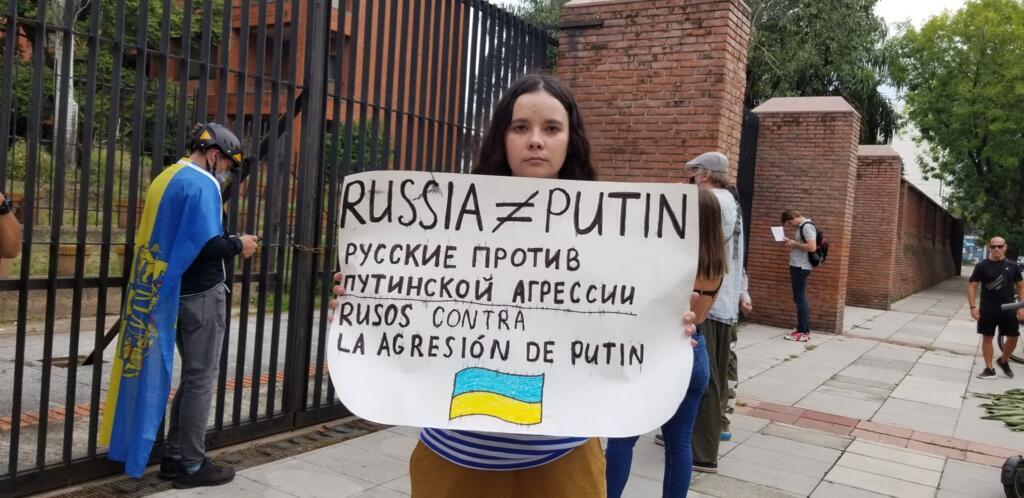 A russa Aliona quer que Argentina aplique sanções contra Vladimir Putin mesmo que amigos e parentes sejam prejudicados pela medida