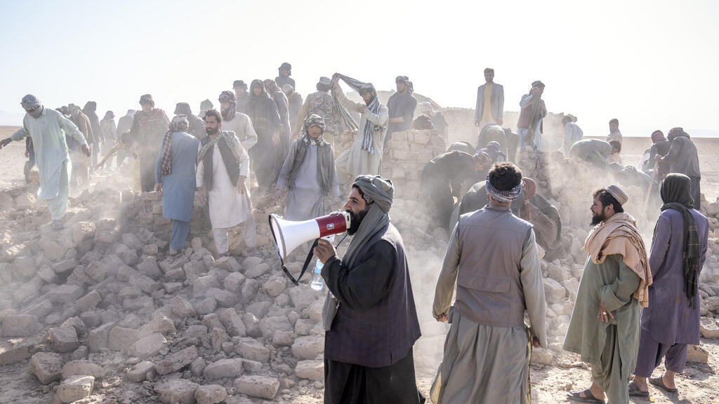 Des volontaires fouilles dans les décombres après un séisme dans la province d'Hérat, en Afghanistan, le 11 octobre 2023 (photo d'illustration).