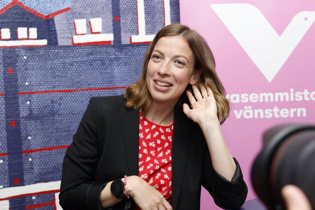 A líder do partido Aliança de Esquerda e candidata às eleições para o Parlamento Europeu, Li Andersson, reage após os resultados preliminares na receção das eleições para o Parlamento Europeu da Aliança de Esquerda em Helsínquia