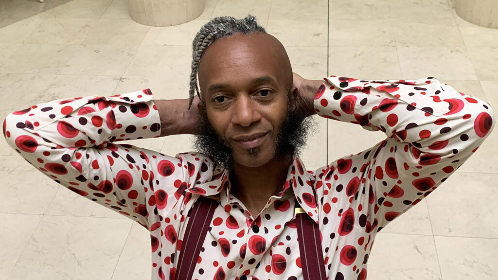 Fantastic Negrito attend sereinement les questions de Joe Farmer.