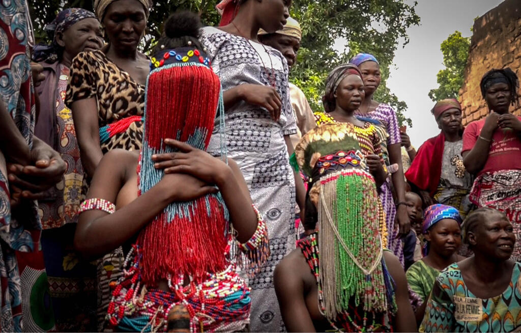 Deux jeunes filles en tenue traditionnelle lors d'une cérémonie de fin d'initiation à Koumra, au Tchad.