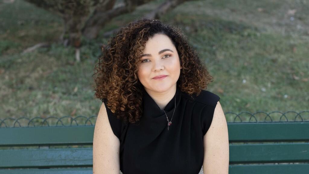 A psicóloga brasileira radicada na França Gabriella Dantas criou a revista Viajadamente, sobre saúde mental para imigrantes.