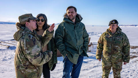 Le vice-président J.D. Vance et sa femme avec des soldats américains sur la base de Pituffik au Groenland, le 28 mars 2025.
