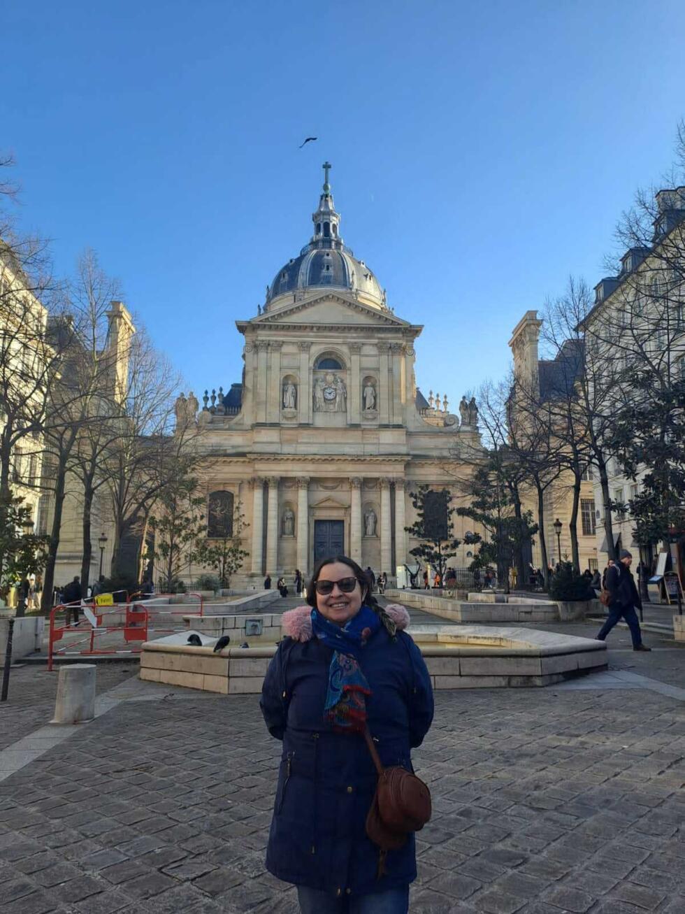 A geógrafa Sandra Ventura Domingo Cândido é da etnia terena e estudante de doutorado na Universidade Federal da Grande Dourados. Sandra pesquisa as mulheres francesas e indígenas no âmbito dos conflitos territoriais na Universidade de Paris 8.