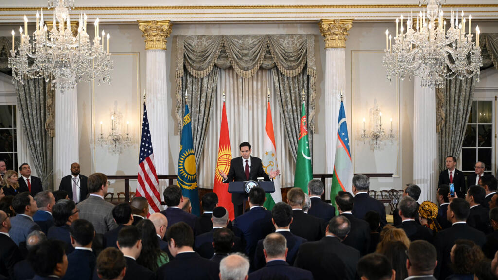 Le secrétaire d'État américain Marco Rubio s'exprime lors de la réception de bienvenue du C5+1 au département d'État à Washington, DC, le 5 novembre 2025.