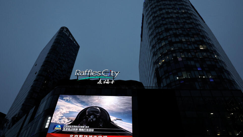 Un écran géant montre des images des exercices militaires menés dans les zones autour de l'île de Taïwan par le commandement du théâtre oriental de l'Armée populaire de libération chinoise (APL), à Pé