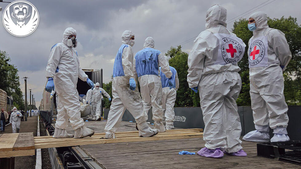 Nhân viên Ủy ban Chữ thập đỏ Quốc tế vận chuyển thi thể quân nhân Ukraina Nga trao trả tại một địa điểm không được xác định. Ảnh do Trụ sở điều phối hoạt động liên quan đế tù nhân chiến tranh cung cấp