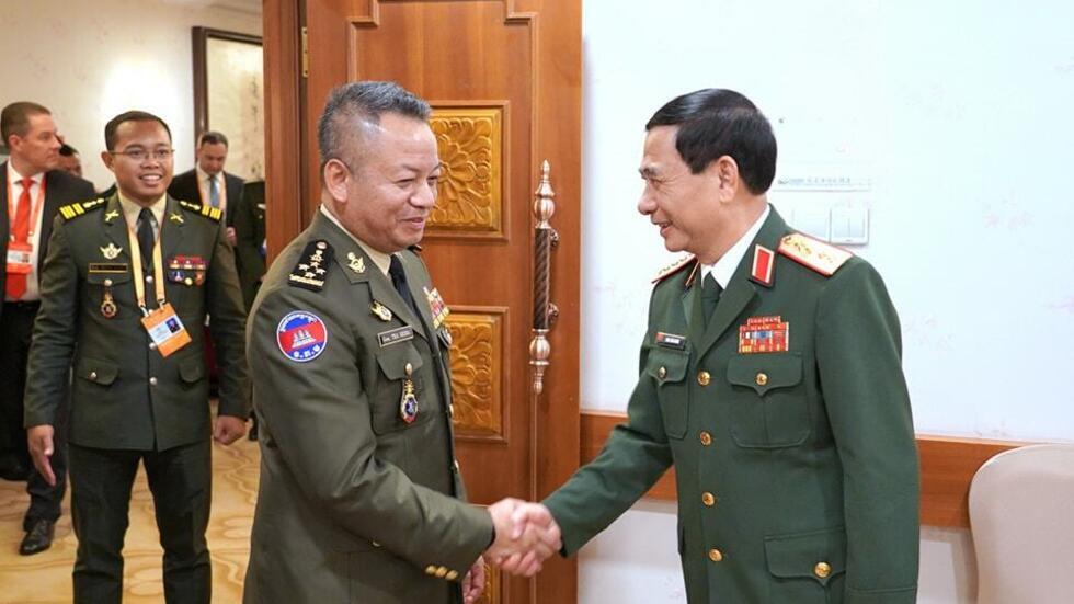 លោក ទៀ សីហា រដ្ឋមន្ត្រីក្រសួងការពារជាតិកម្ពុជា និងលោក ហ្វាន វ៉ាន់ហ្សាង រដ្ឋមន្ត្រីក្រសួងការពារប្រទេសវៀតណាម