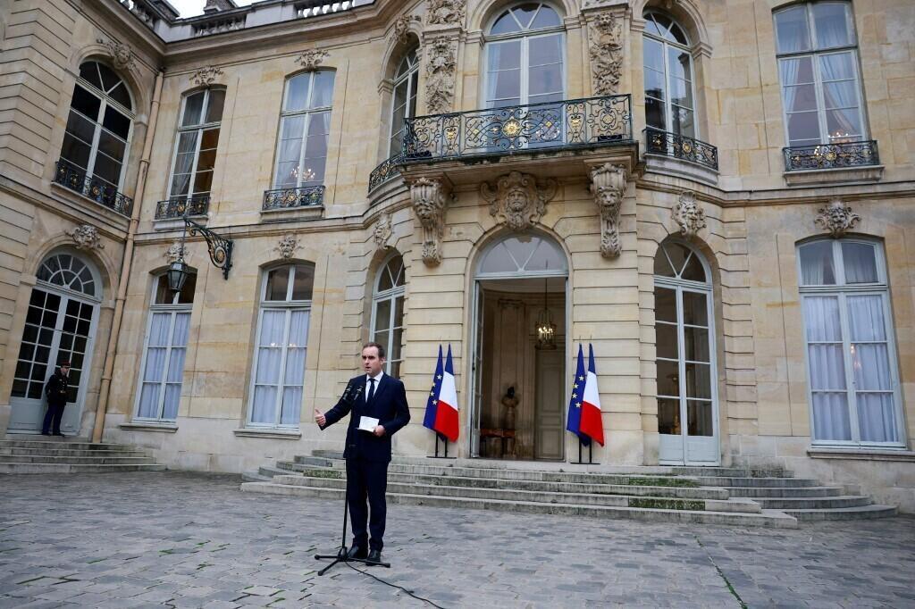Le Premier ministre français sortant, Sébastien Lecornu, fait une déclaration en marge de ses entretiens avec les dirigeants des partis politiques en vue de former un gouvernement de coalition capable de faire adopter un budget d'austérité par le Parlement, à l'Hôtel Matignon à Paris, le 8 octobre 2025.
