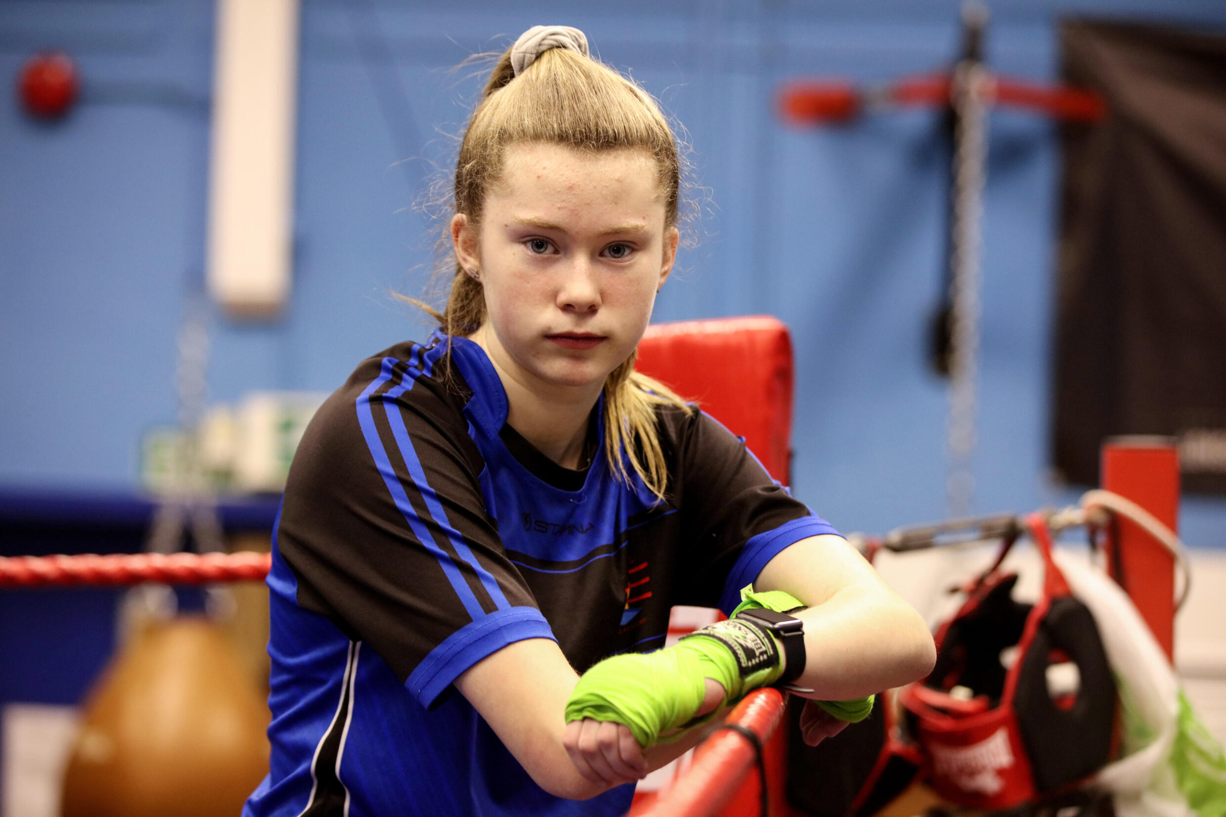 La adolescente protestante de 14 años Abbie Leebody posa para la cámara durante un entrenamiento en el club de boxeo City of Belfast, el 20 de marzo de 2023 en la capital norirlandesa