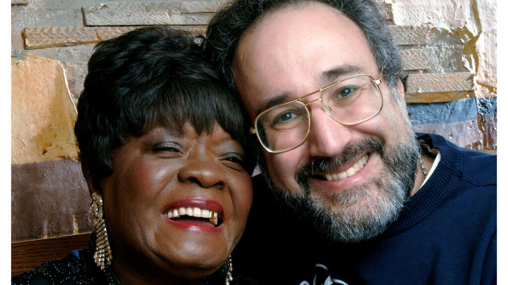 La chanteuse Koko Taylor et Bruce Iglauer.