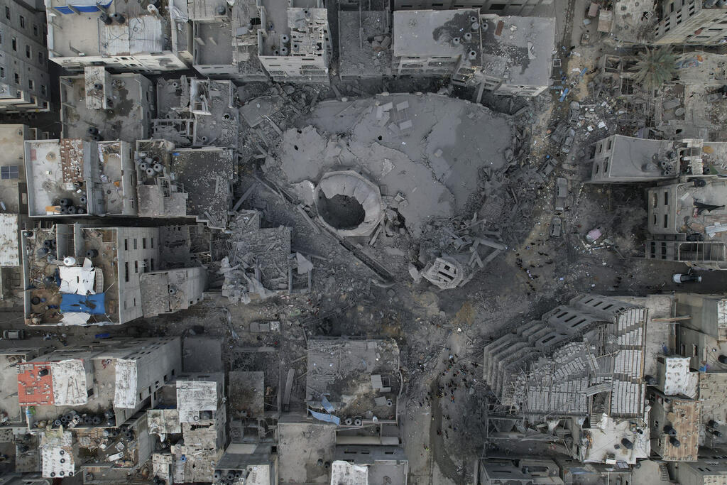 Os escombros da Mesquita Yassin, destruída em um ataque aéreo israelense, são vistos no campo de refugiados de Shati, na Cidade de Gaza, na segunda-feira, 9 de outubro de 2023.