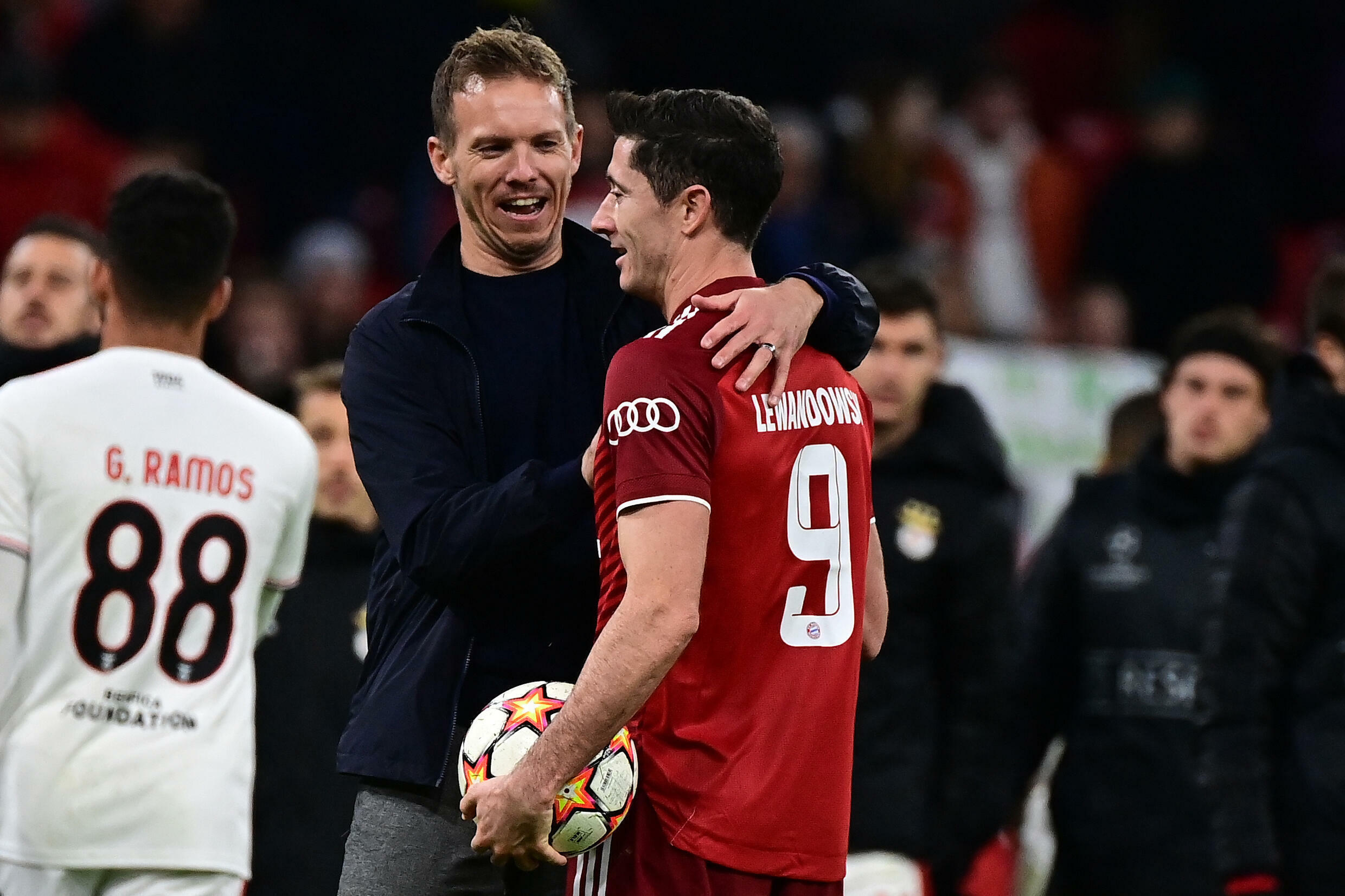 Bayern-Trainer Julian Nagelsmann gratuliert dem polnischen Stürmer Robert Lewandowski zu seinem Hattrick und dem 5:2-Heimsieg gegen Benfica in der vierten Runde der Champions-League-Gruppenphase am 2. November 2021.