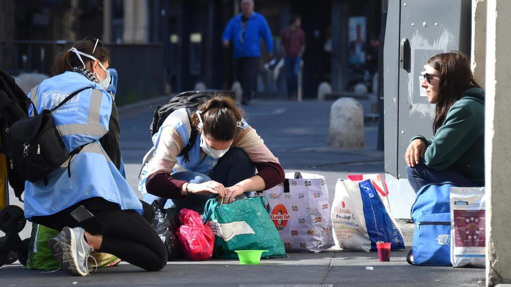 Une femme sans-abri reçoit l'aide d'une association d'aide aux sans domicile fixe à Montpellier (France), le 18 mars 2020.