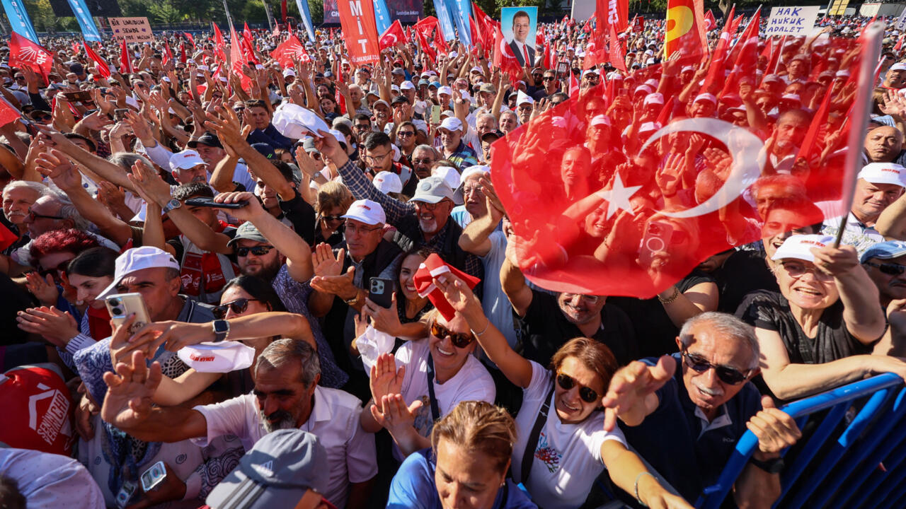 Turquie: le pouvoir d’Erdoğan accentue la pression judiciaire sur le parti d’opposition CHP