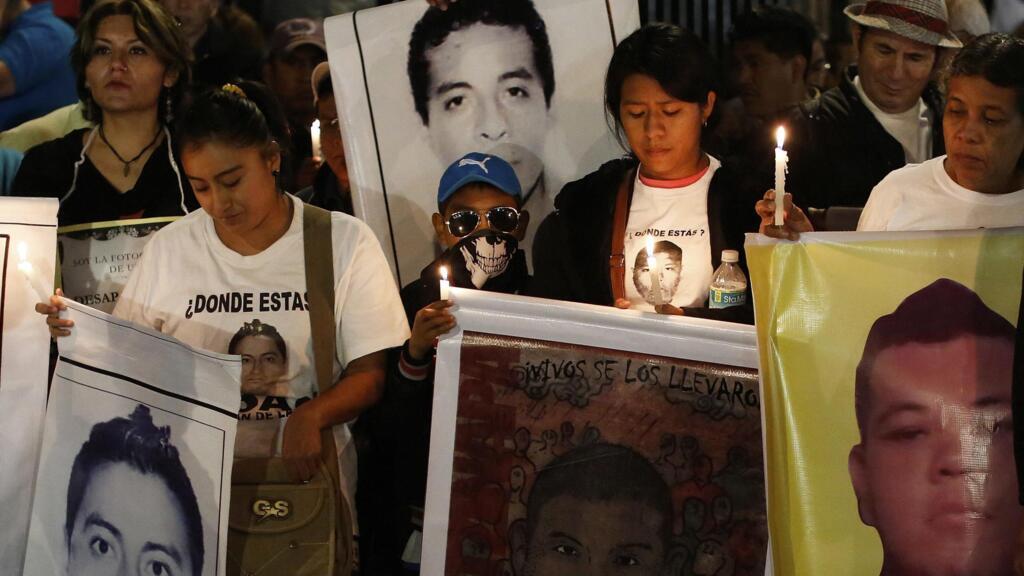 Um dos casos emblemáticos de violência policial no México foi o desaparecimento de 43 estudantes em 2014, que gerou vigílias em todo o país. A Comissão Nacional de Direiros Humanos existente na época revelou que dois policiais federais estavam envolvidos.