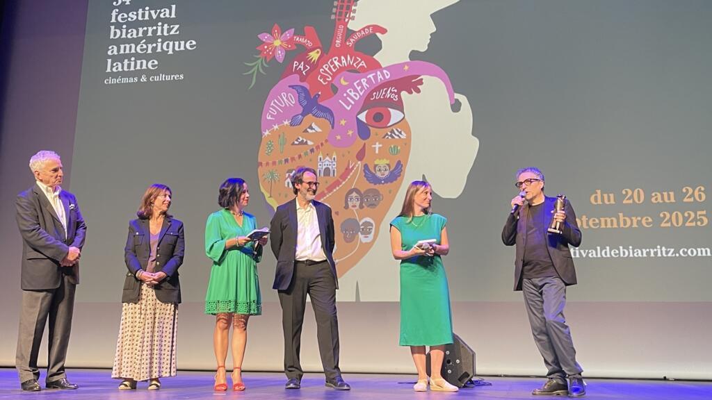 O cineasta brasileiro Kleber Mendonça Filho, à direita, recebe o "Abraço de Honra" do Festival de Cinema Latino-Americano de Biarritz pelo conjunto da carreira. Em Biarritz, em 20 de setembro de 2025.