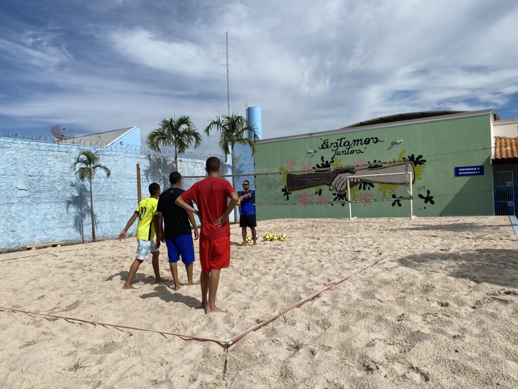 Les mineurs en détention ont accès à plusieurs activités quotidiennes, comme des cours de beach-volley.