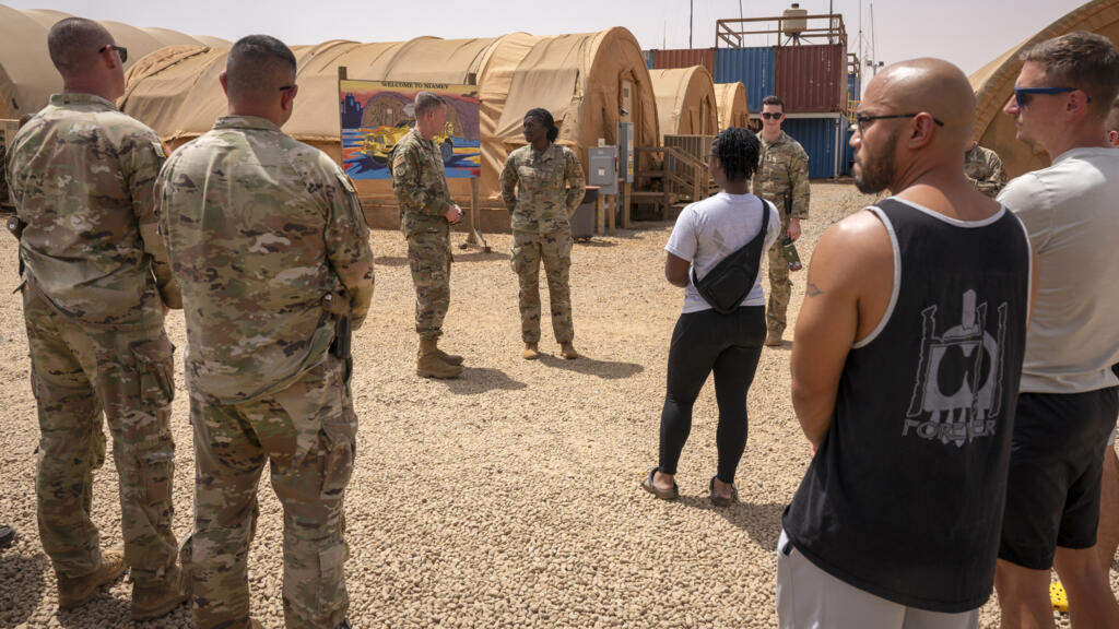 Sur cette image prise par l'US Air Force, le major-général Kenneth P. Ekman s'adresse aux militaires à la base aérienne 101 au Niger, le 30 mai 2024. Il annonce le retrait des forces et équipements américains du pays.