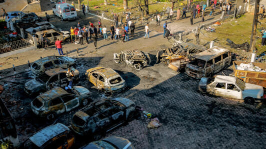 Des personnes se rassemblent sur le parking de l'hôpital Al-Maamadani, à Gaza, le 10 janvier 2024.