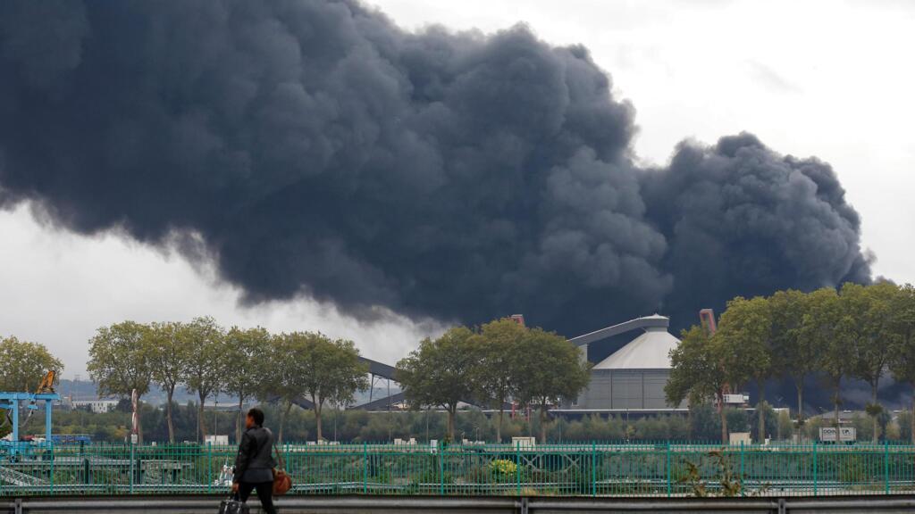 La fumée s'échappe du grand incendie du 26 septembre 2019 dans l'usine de Lubrizol à Rouen.
