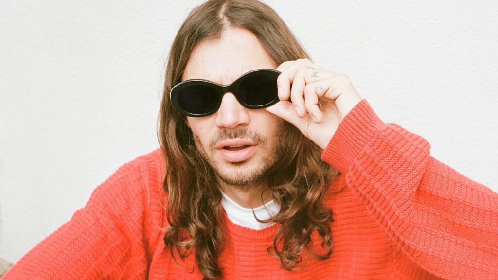 Le rappeur français Lujipeka sort un nouvel album, Brûler Paris.