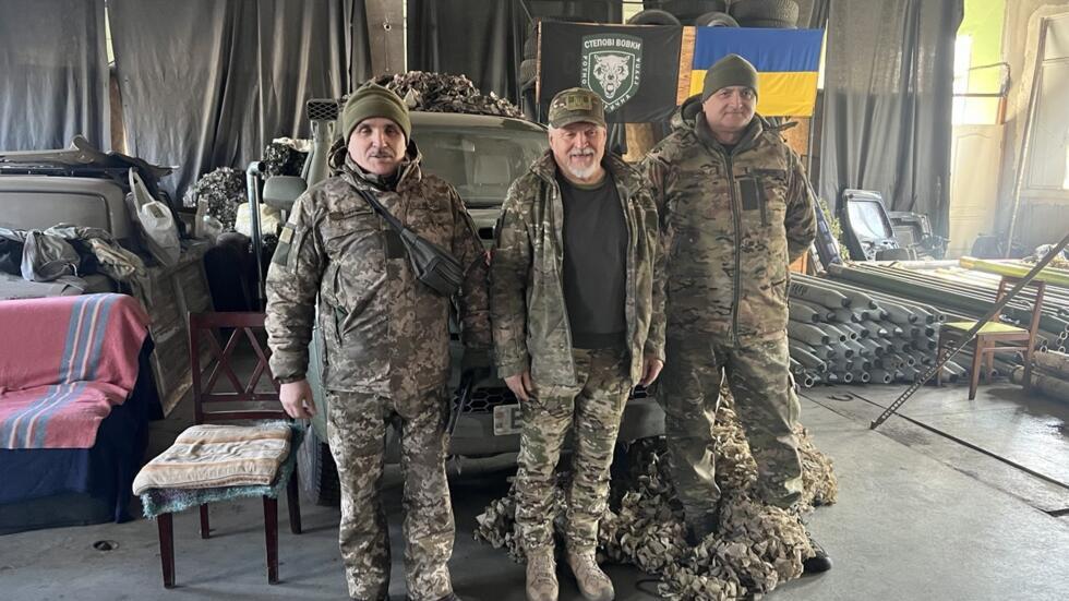 Ông Oleksandr Taran (G) đứng đầu đơn vị "Sói thảo nguyên" gồm cựu chiến binh trên 60 tuổi, tại vùng Zaporijia, Ukraina.
