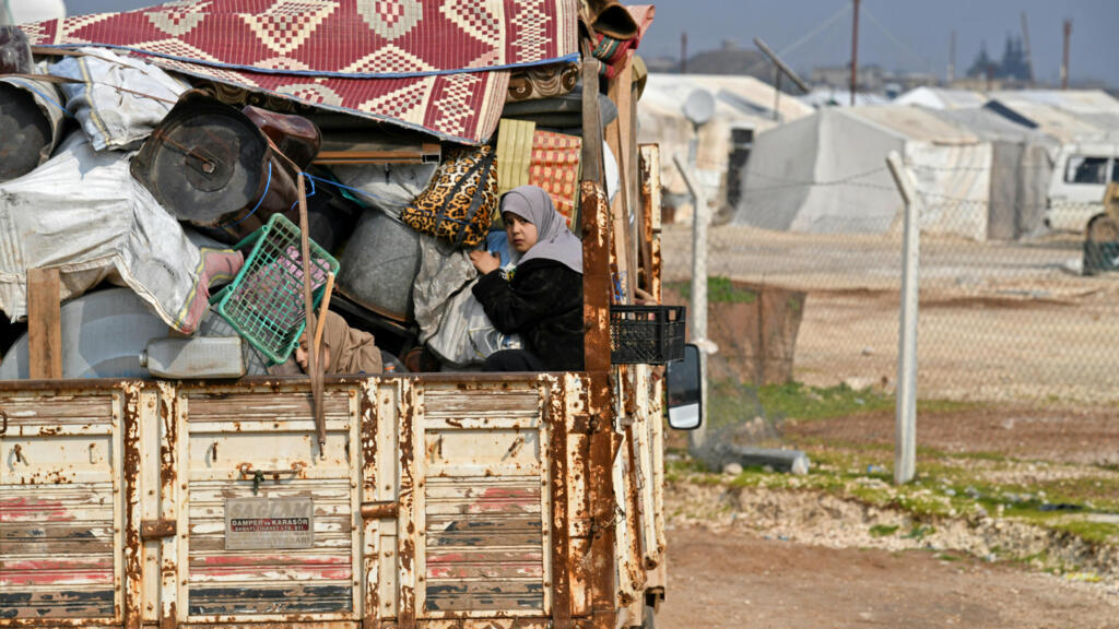 Des civils syriens partent de la région d'Idleb pour la frontière turco-syrienne, le 6 février 2020 près de la ville de Deir Ballut.