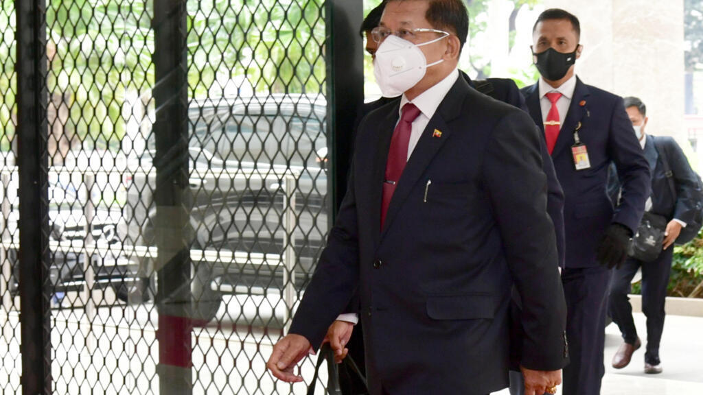 Le leader de la junte birmane, Min Aung Hlaing, arrive au sommet de l'ASEAN, samedi 24 avril 2021.
