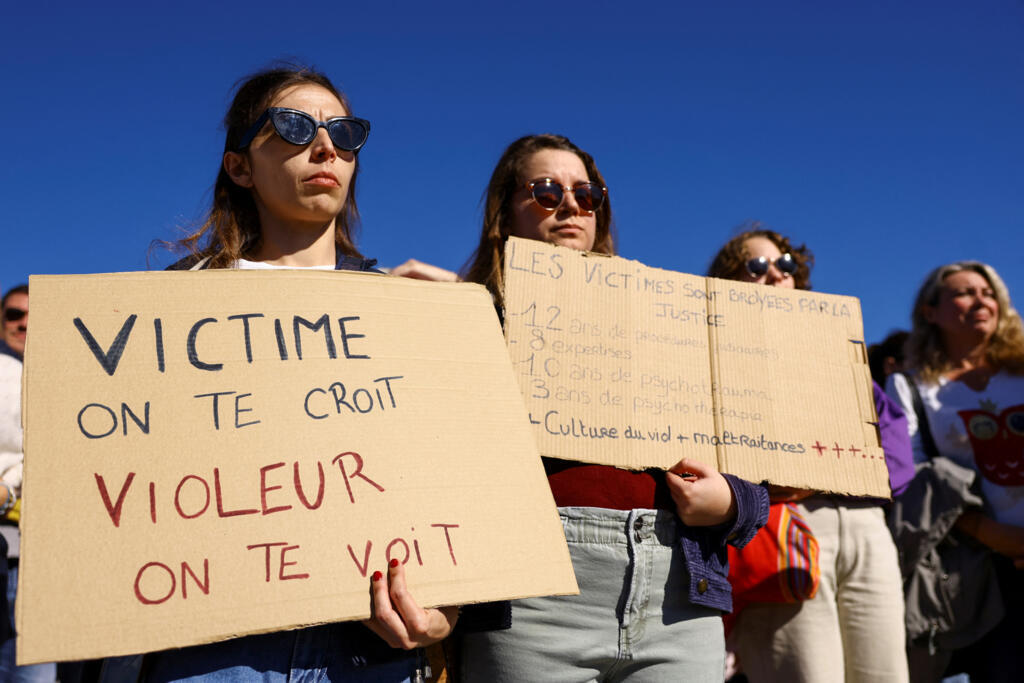 Devant le palais de justice d'Avignon, on peut entendre «Victime, on te croit, violeur, on te voit». Photo prise lors d'une marche silencieuse le 5 octobre 2024 à Mazan.