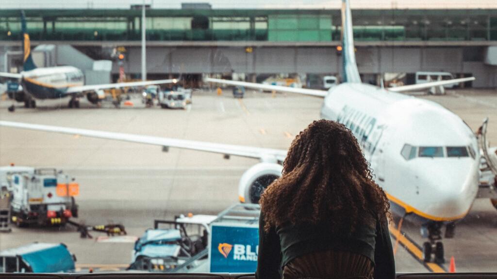 Une femme attend à l'aéroport (photo d'illustration)