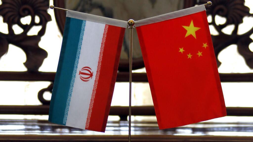 Ảnh chụp cờ Iran (T) và Trung Quốc (P) tại Đại sứ quán Iran ở Bắc Kinh ngày 02/04/2010.