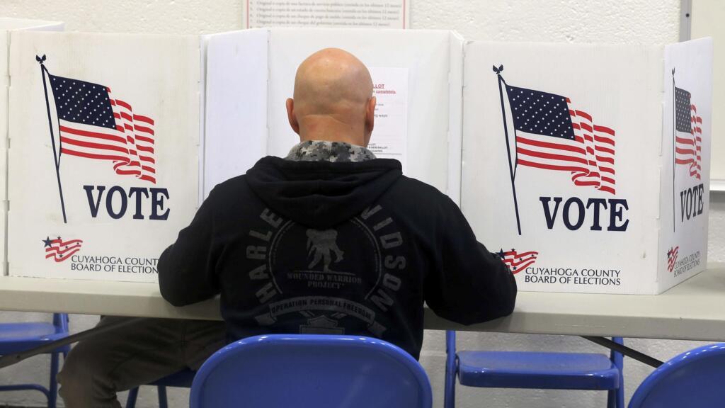Un électeur de l'Ohio vote lors des élections présidentielles américaines, le 8 novembre 2016.