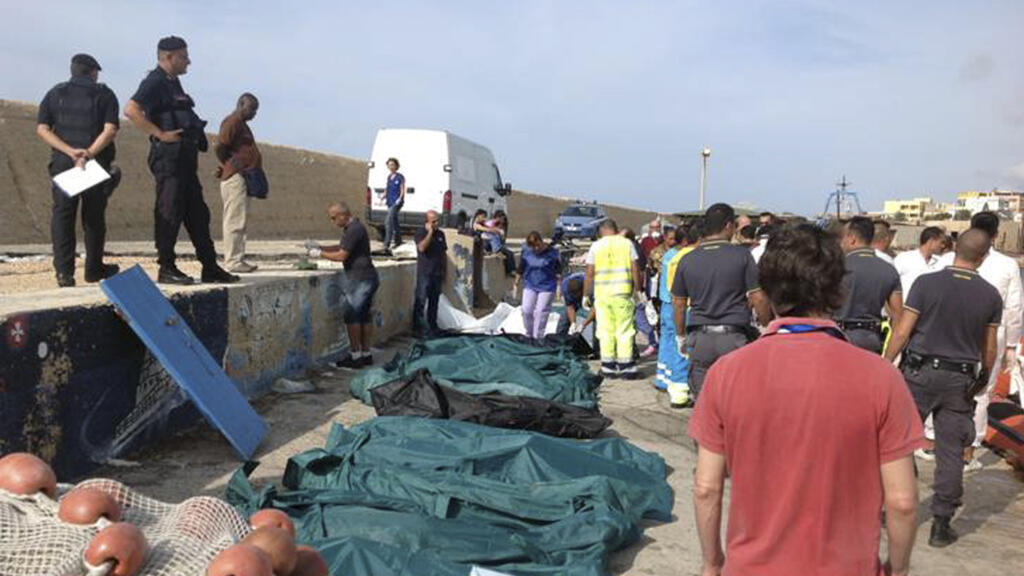 Les corps de migrants morts lors d'un naufrage au large de Lampedusa, le 3 octobre 2013.