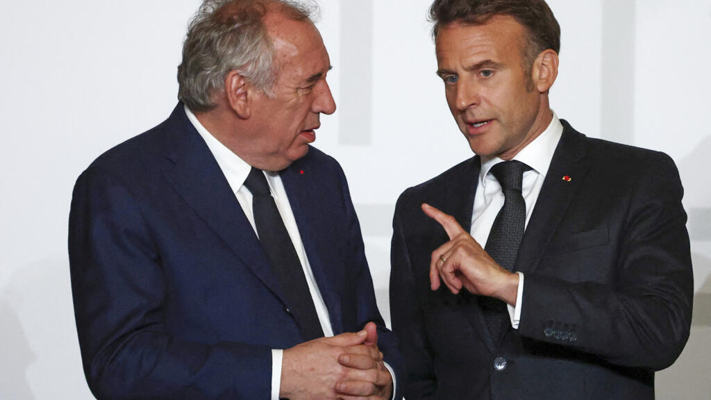 O primeiro-ministro da França, François Bayrou à esquerda, e o presidente francês Emmanuel Macron, à direita. Em Paris, em 15 de abril de 2025. Imagem ilustrativa.
