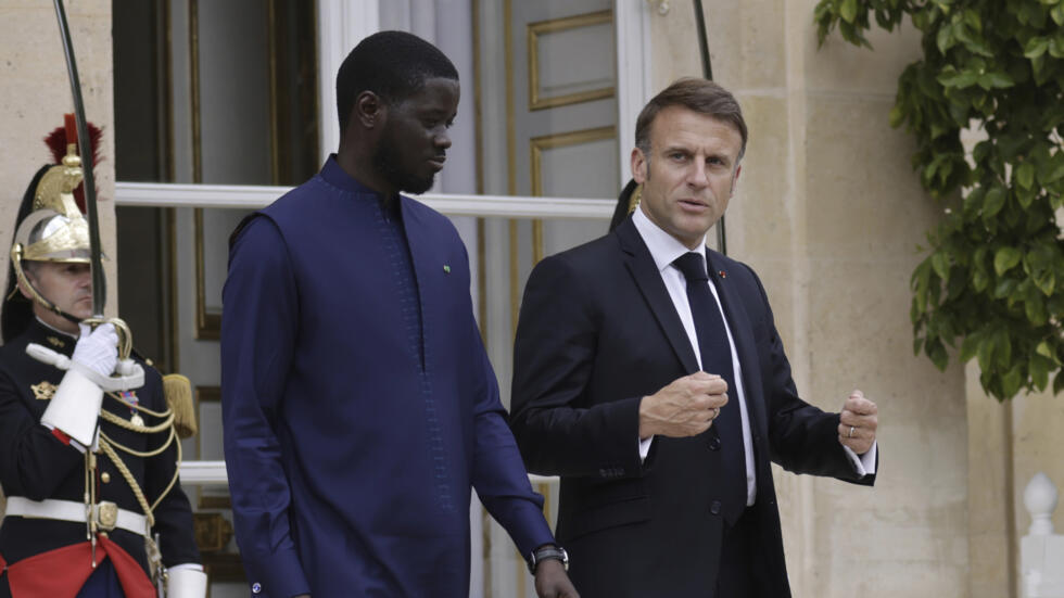 Rais wa Ufaransa Emmanuel Macron akiwa na mwenzake wa Senegal Bassirou Diomaye Faye katika ikulu ya Élysée, Juni 20, 2024.