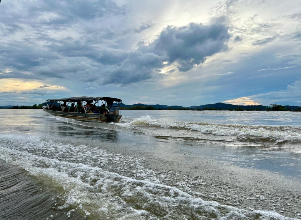 Transporte para regiões remotas da Amazônia é feito principalmente fluvial. Secas recorrentes afetam os rios.