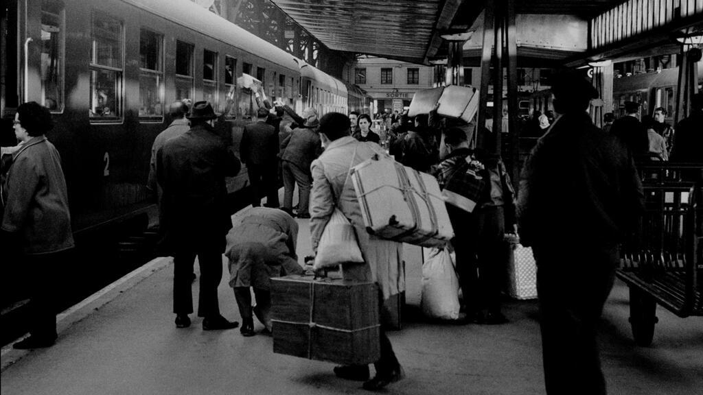 Arrivée d’immigrés portugais en gare d’Austerlitz (à Paris) avec toute la maison sur le dos (1965).