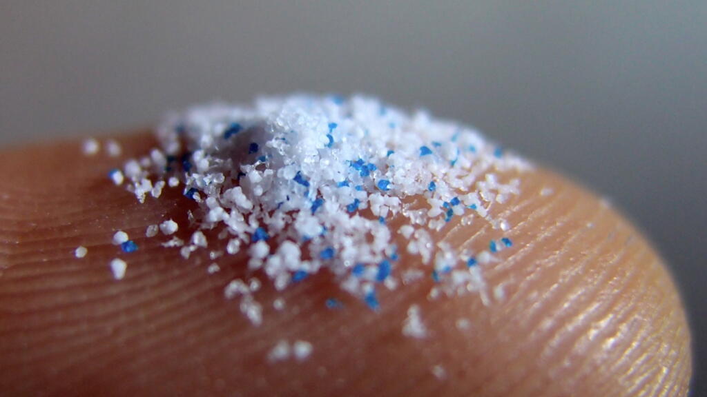 Ces microplastiques sont des petites particules de plastique ajoutées aux gels exfoliants pour la peau.