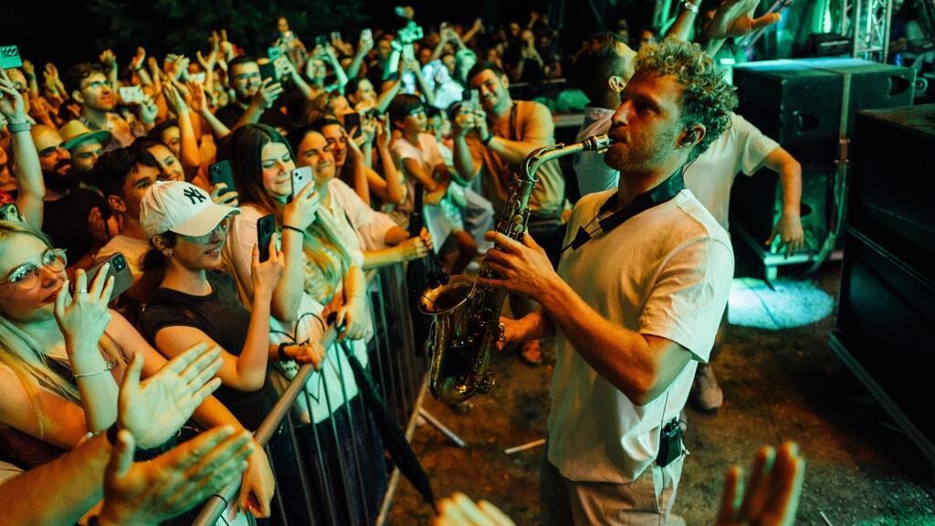 Pe scena Festivalului Strada Armenească vor urca în acest an artiști care îmbină tradiția cu modernitatea, poezia cu ritmul și rădăcinile culturale cu expresia contemporană.