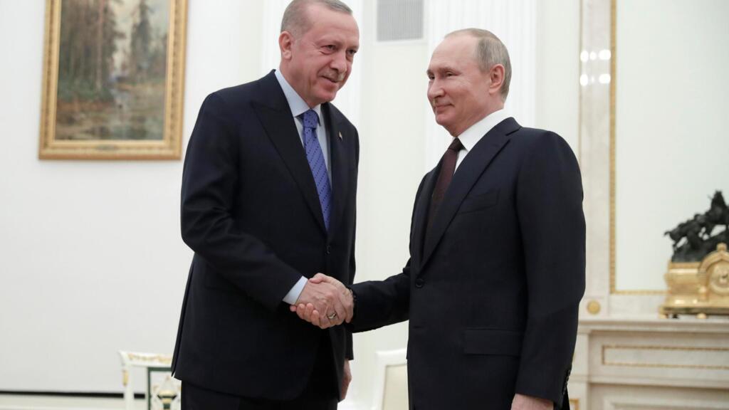 Vladimir Poutine (à droite) et Recep Tayyip Erdogan (à gauche) ont initié une fragile désescalade en Syrie, à Moscou, le 5 mars 2020.