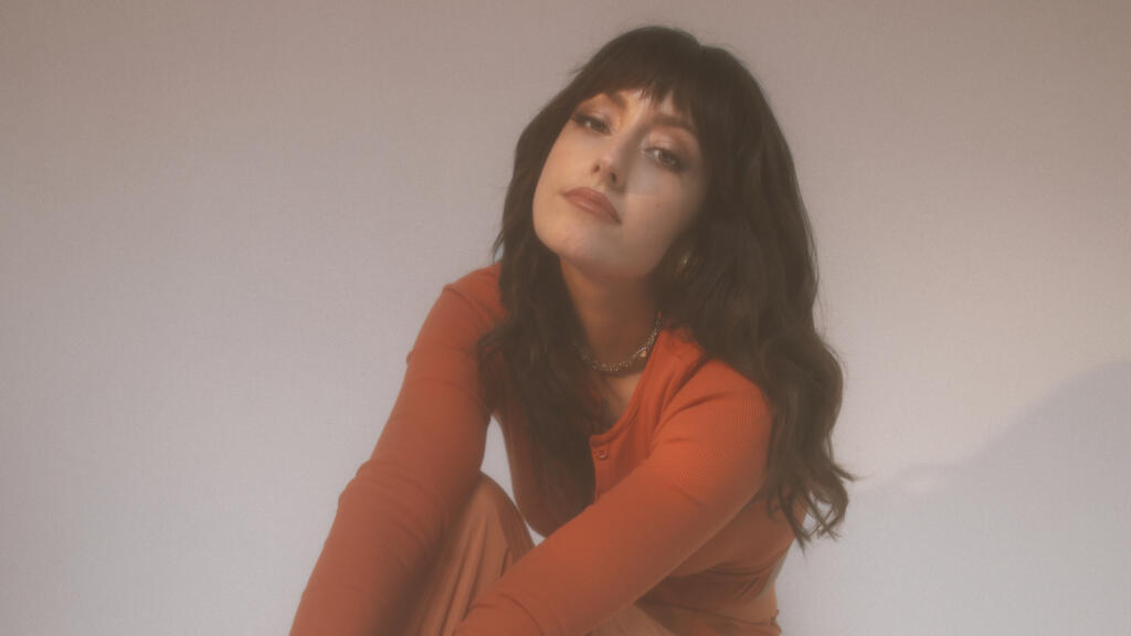 A cantora francesa Ehla lançou recentemente "Pause", seu primeiro álbum.